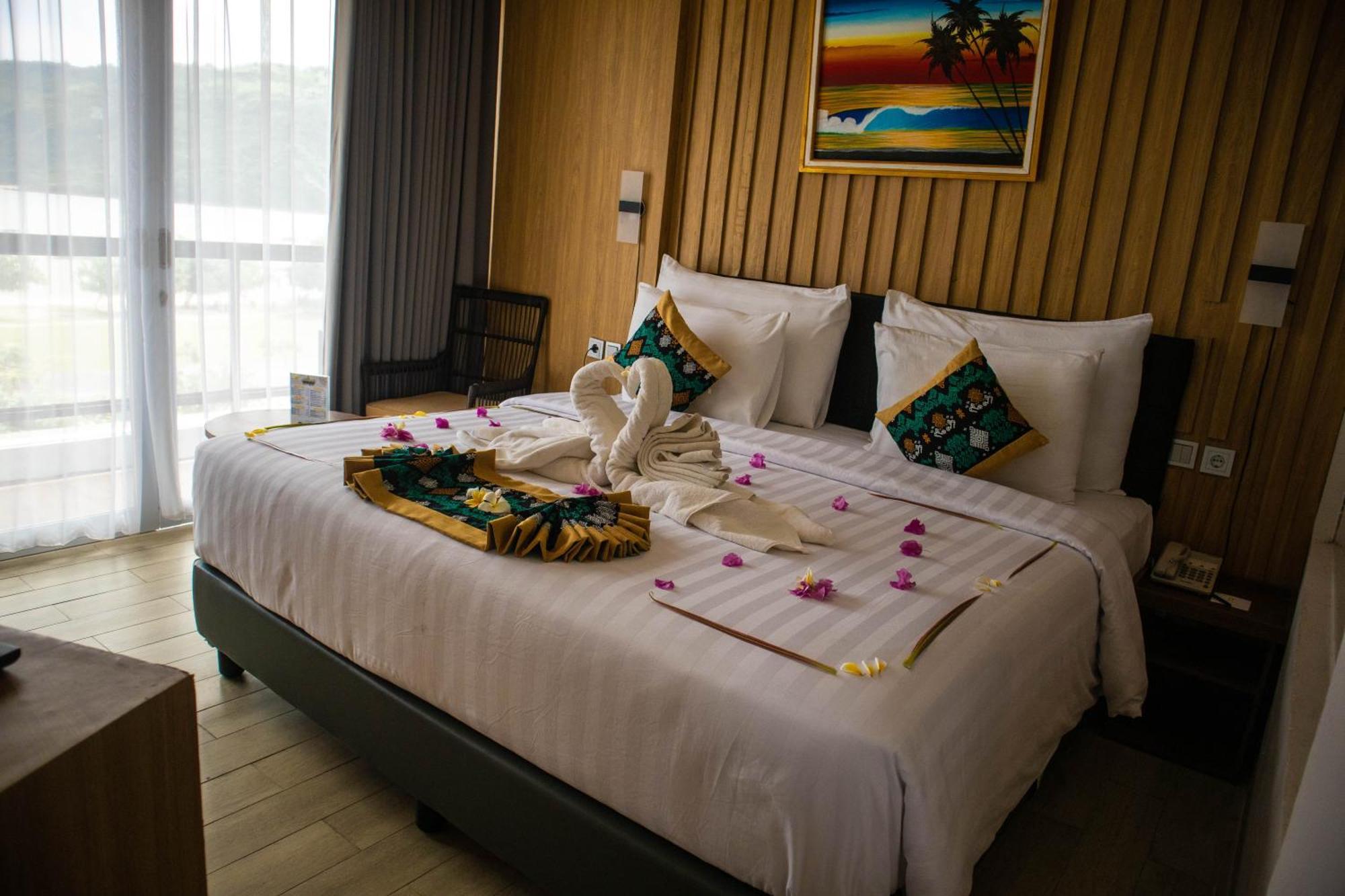 Raja Hotel Kuta Mandalika Resort & Convention מראה חיצוני תמונה
