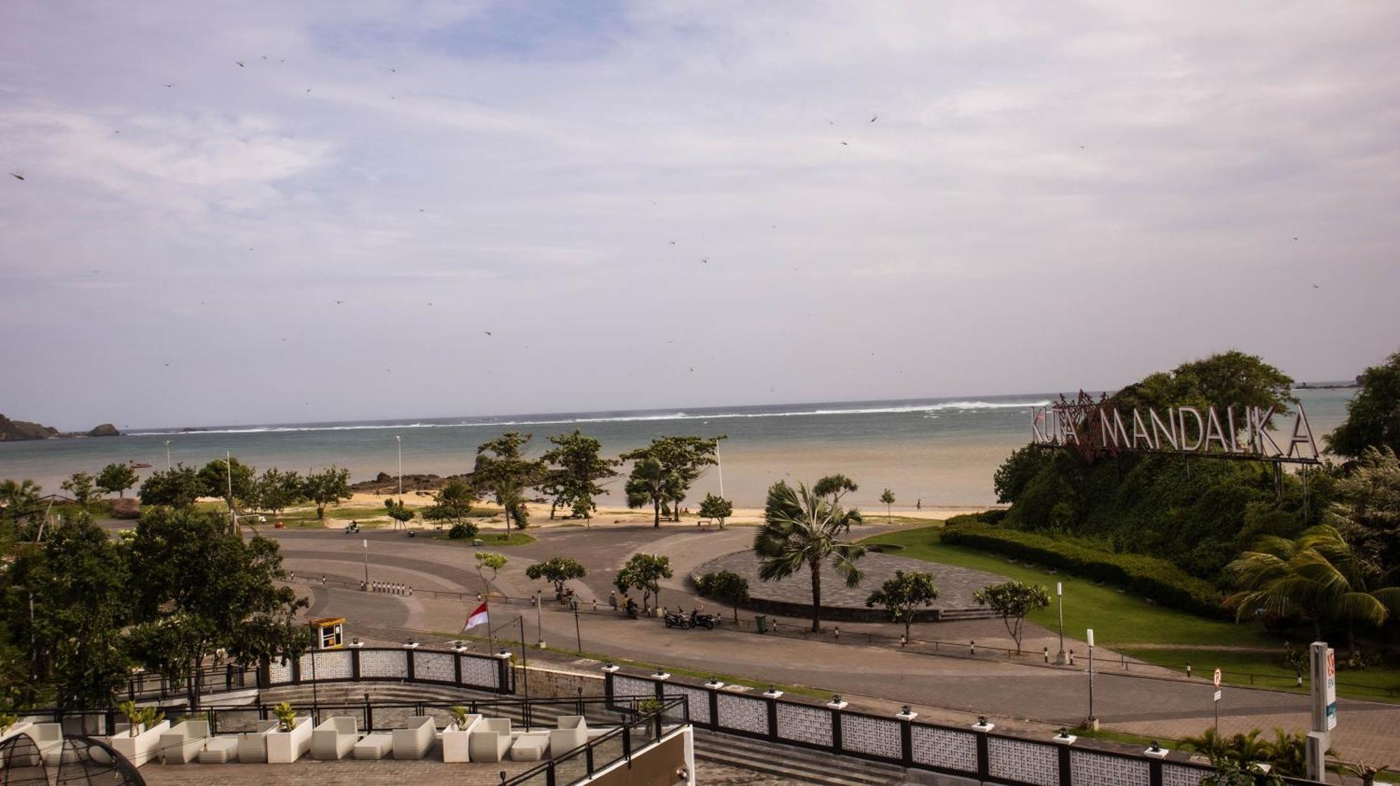 Raja Hotel Kuta Mandalika Resort & Convention מראה חיצוני תמונה
