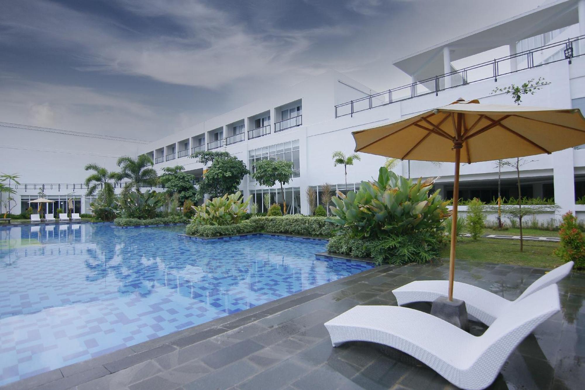 Raja Hotel Kuta Mandalika Resort & Convention מראה חיצוני תמונה